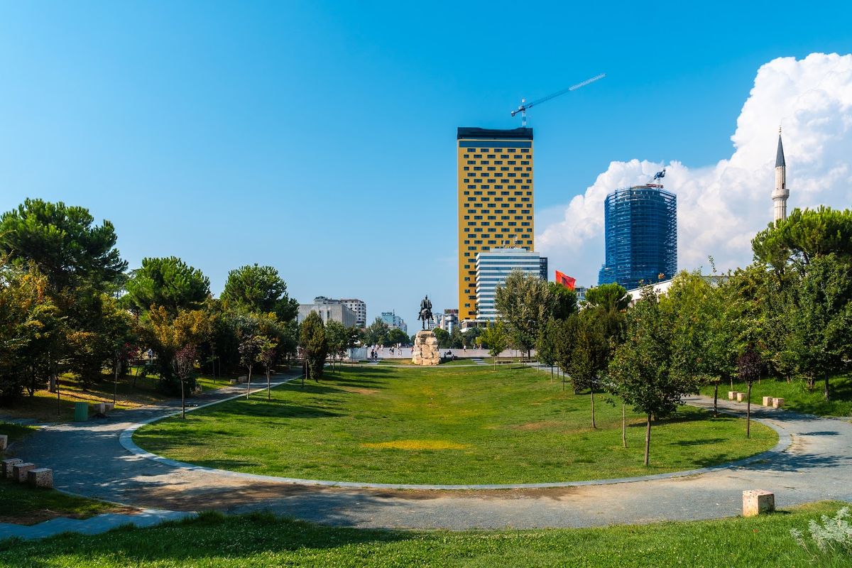 Sheshi Skënderbej në Tiranë, një qendër ikonike e rrethuar nga ndërtesa moderne dhe historike.