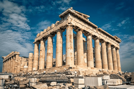 Parthenoni, një tempull i lashtë në Akropol, është një nga monumentet më të famshme të Athinës.