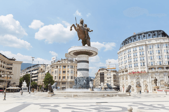 Sheshi Maqedonia, zemra e Shkupit, me statujën madhështore të Aleksandrit të Madh të rrethuar nga ndërtesa neoklasike.