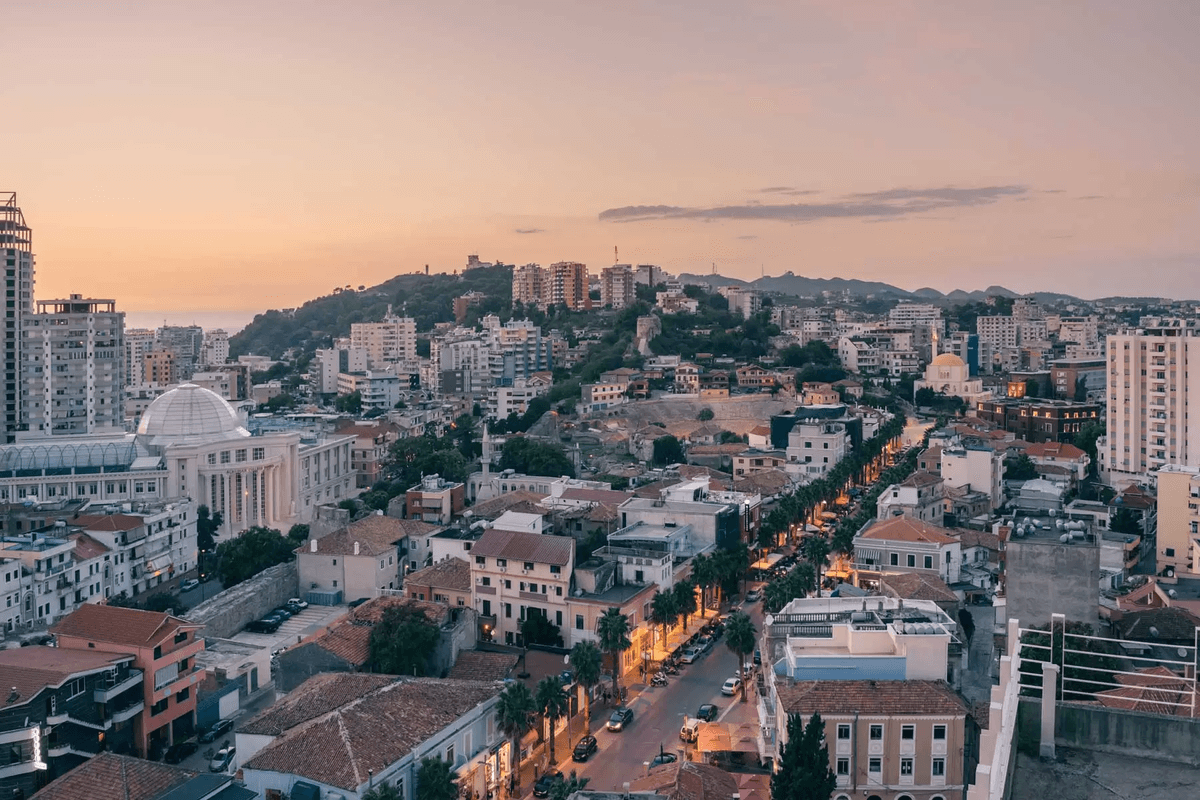 Pamje nga Durrësi, ku ndërtesat historike dhe ato moderne krijojnë një kontrast unik.