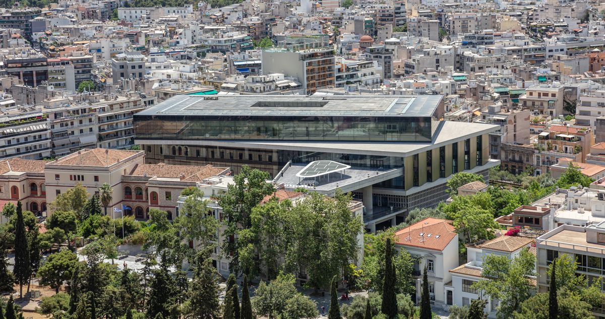 Muzeu i Akropolit, një ndërtesë moderne që ekspozon artefakte të lashta greke.