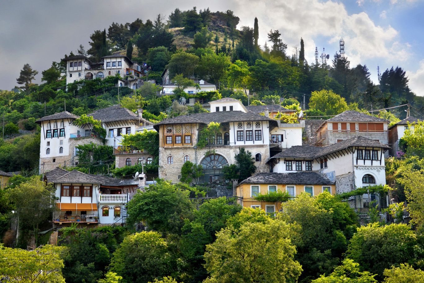 Gjirokastra me shtëpitë tradicionale osmane në shpatin e kodrës, të njohura për arkitekturën e tyre prej guri.