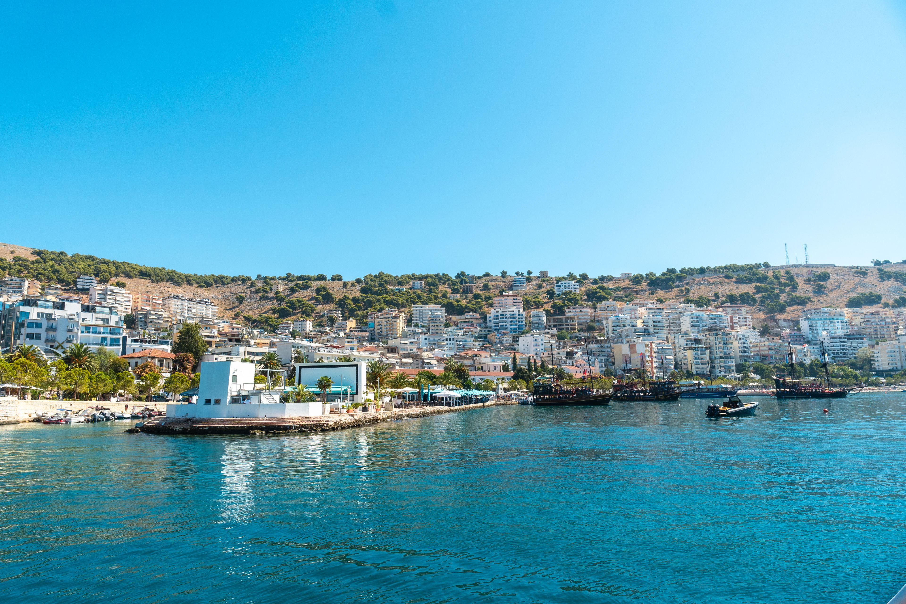 Plazhet dhe qyteti i Sarandës, i vendosur në Rivierën Shqiptare.