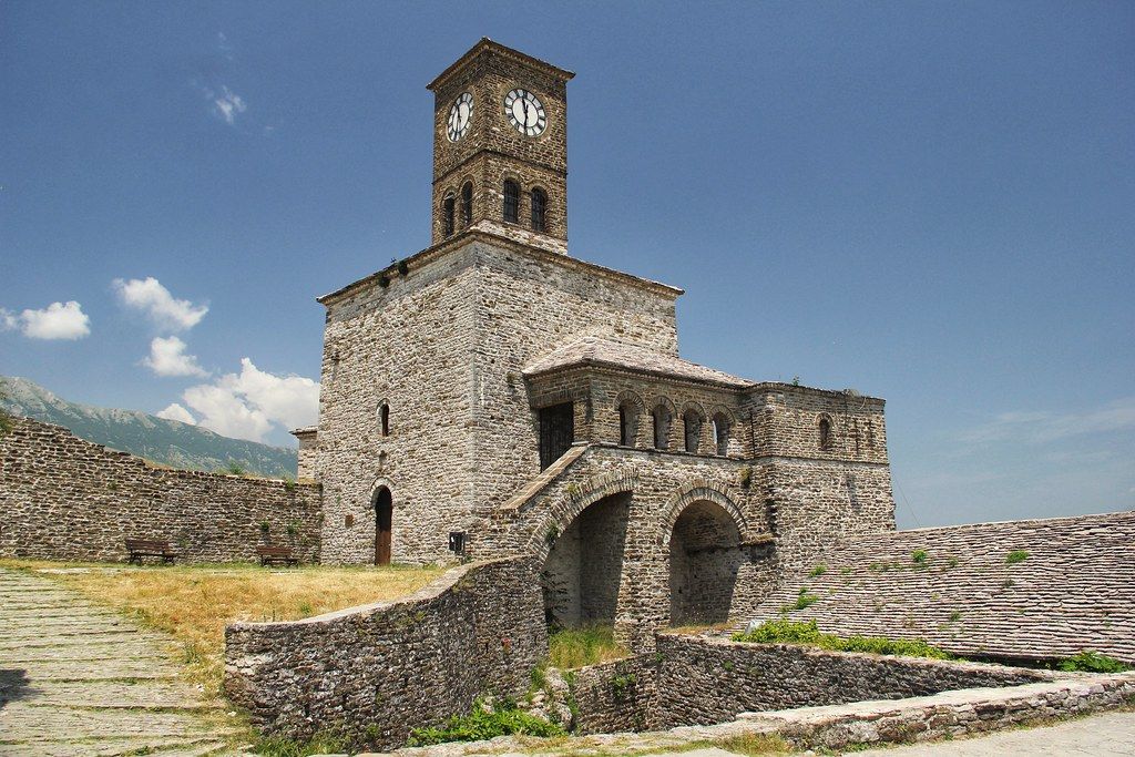 Kalaja e Gjirokastrës, një kështjellë historike që ofron pamje mahnitëse të qytetit dhe maleve përreth.