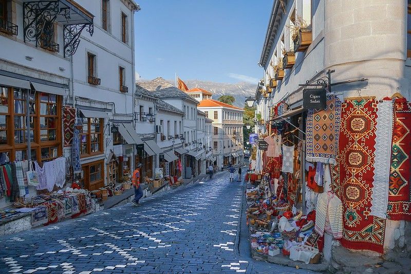 Pazari i Vjetër i Gjirokastrës, i mbushur me dyqane të vogla që shesin artizanate dhe produkte lokale.