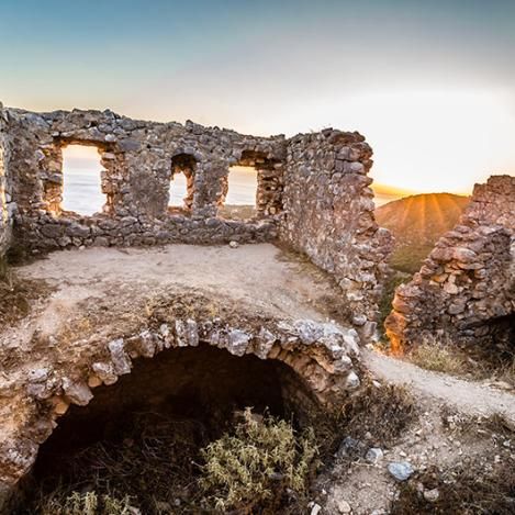 Rrënojat e Kalasë së Porto Palermos, që ofrojnë pamje mahnitëse të perëndimit mbi Detin Jon