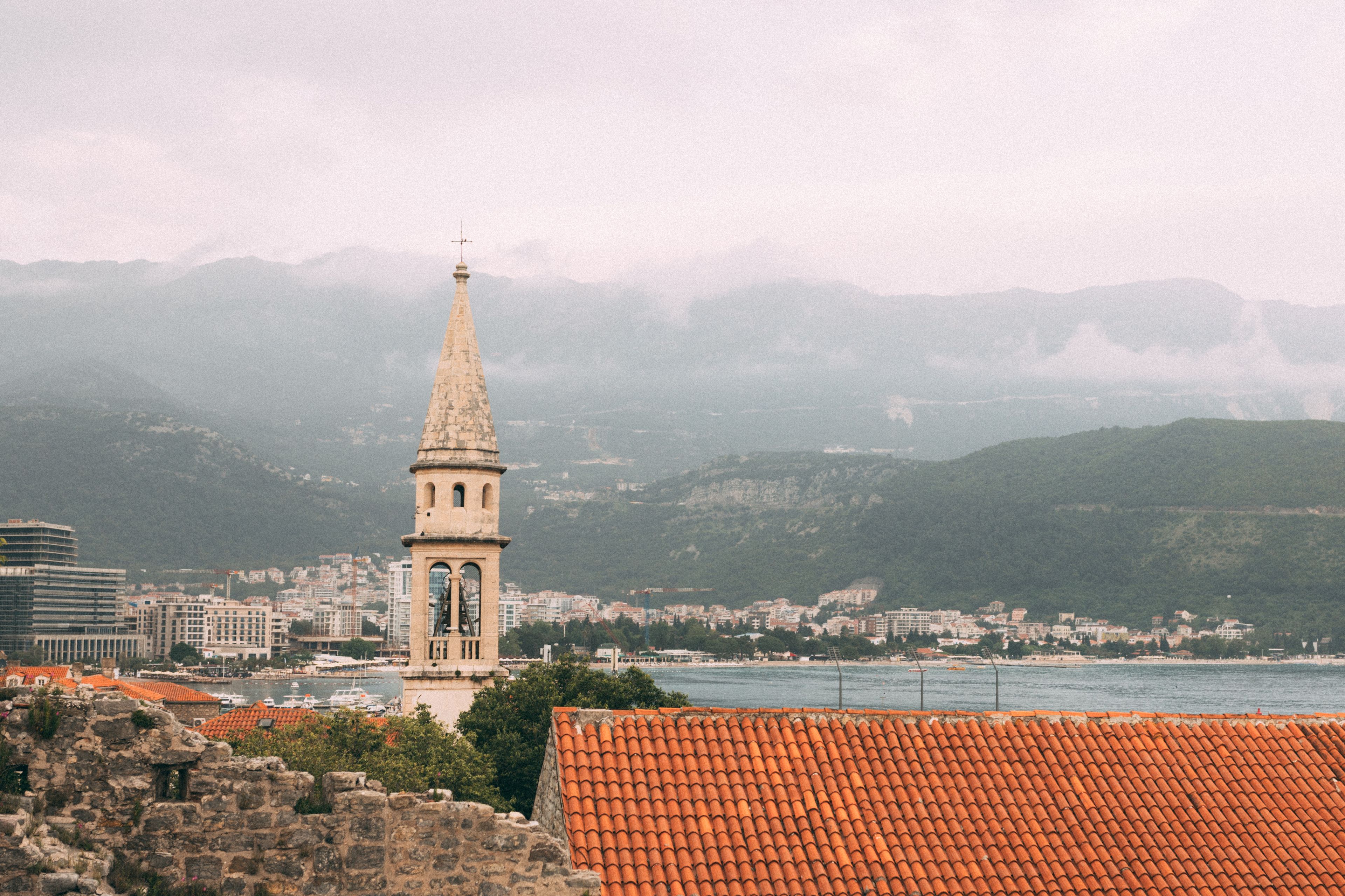 Kulla e Kishës në Budva është një kullë e lartë kishe me pamje nga malet