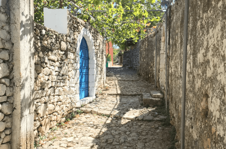 Rrugicat prej guri të Himarës së Vjetër, që pasqyrojnë historinë e pasur dhe arkitekturën tradicionale të qytetit