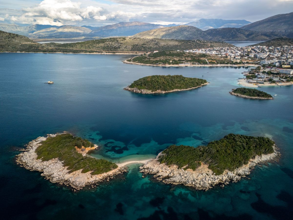 Ishujt e Ksamilit, një destinacion magjik me ujëra kristal të pastër dhe plazhe të bardha.