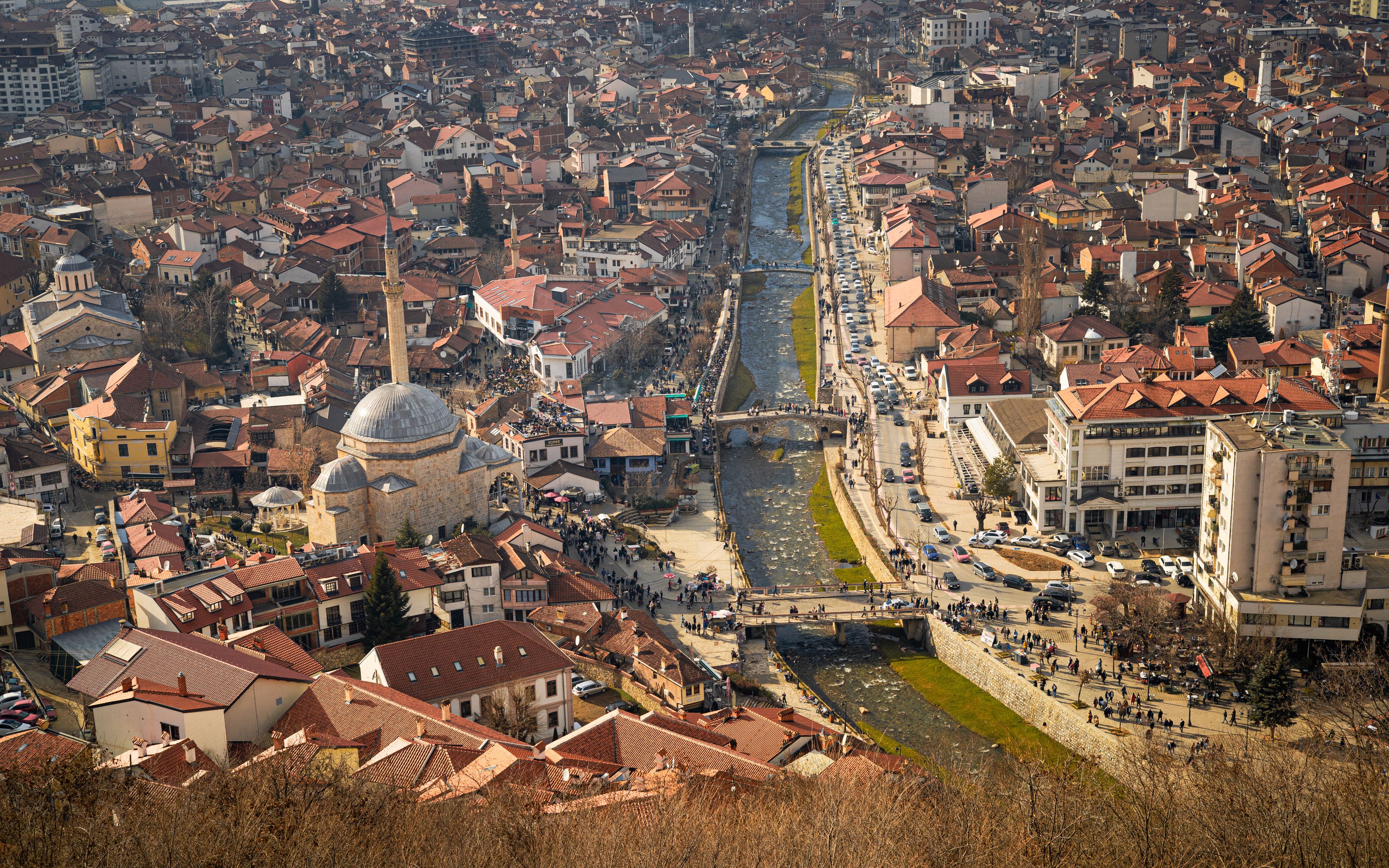 Pamje ajrore e Prizrenit, një qytet historik në Kosovë i njohur për arkitekturën osmane dhe lumin e tij piktoresk.