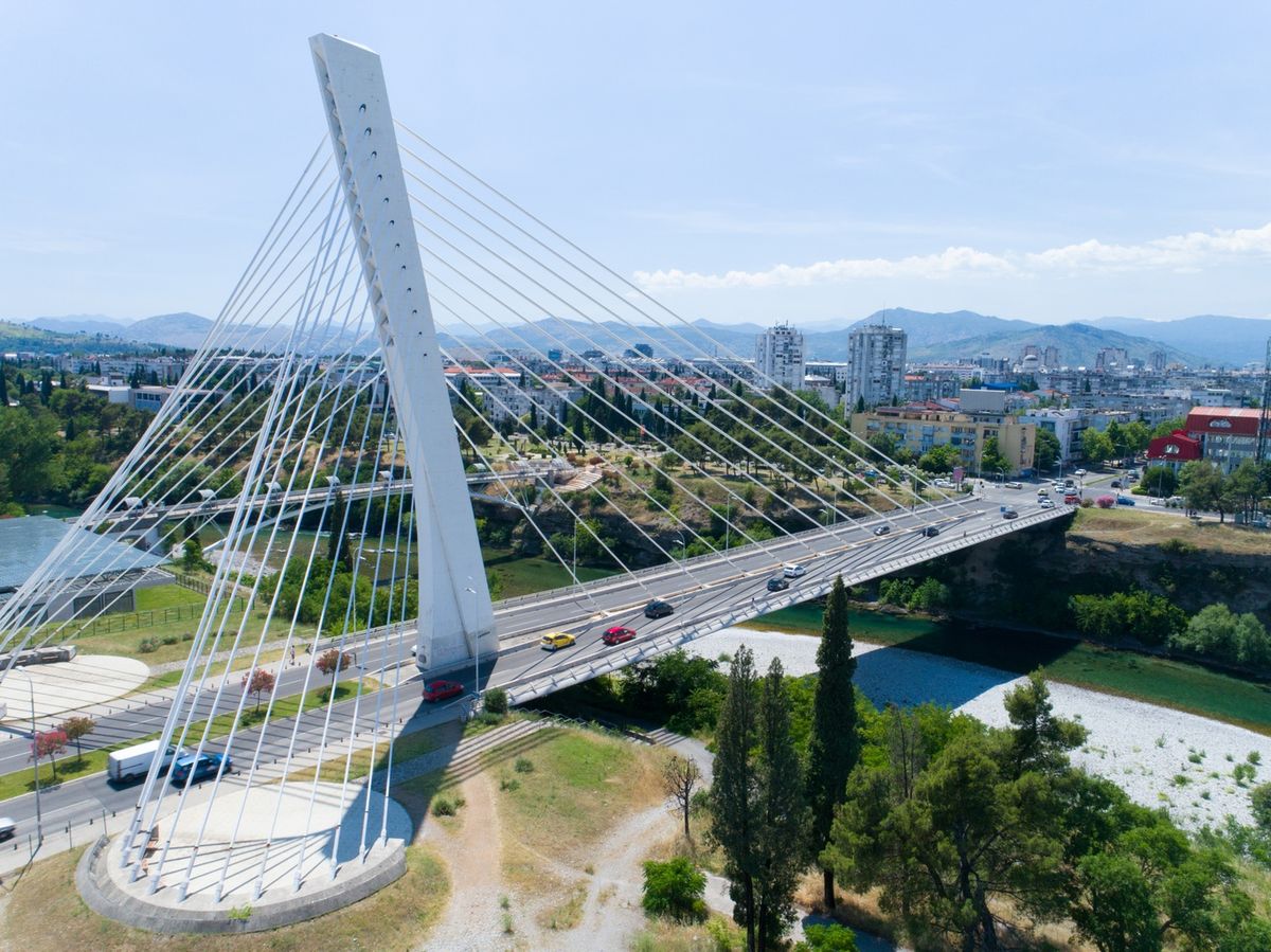 Ura e Mijëvjeçarit, një nga simbolet e Podgoricës, shtrihet mbi lumin Moraça me dizajnin e saj modern.